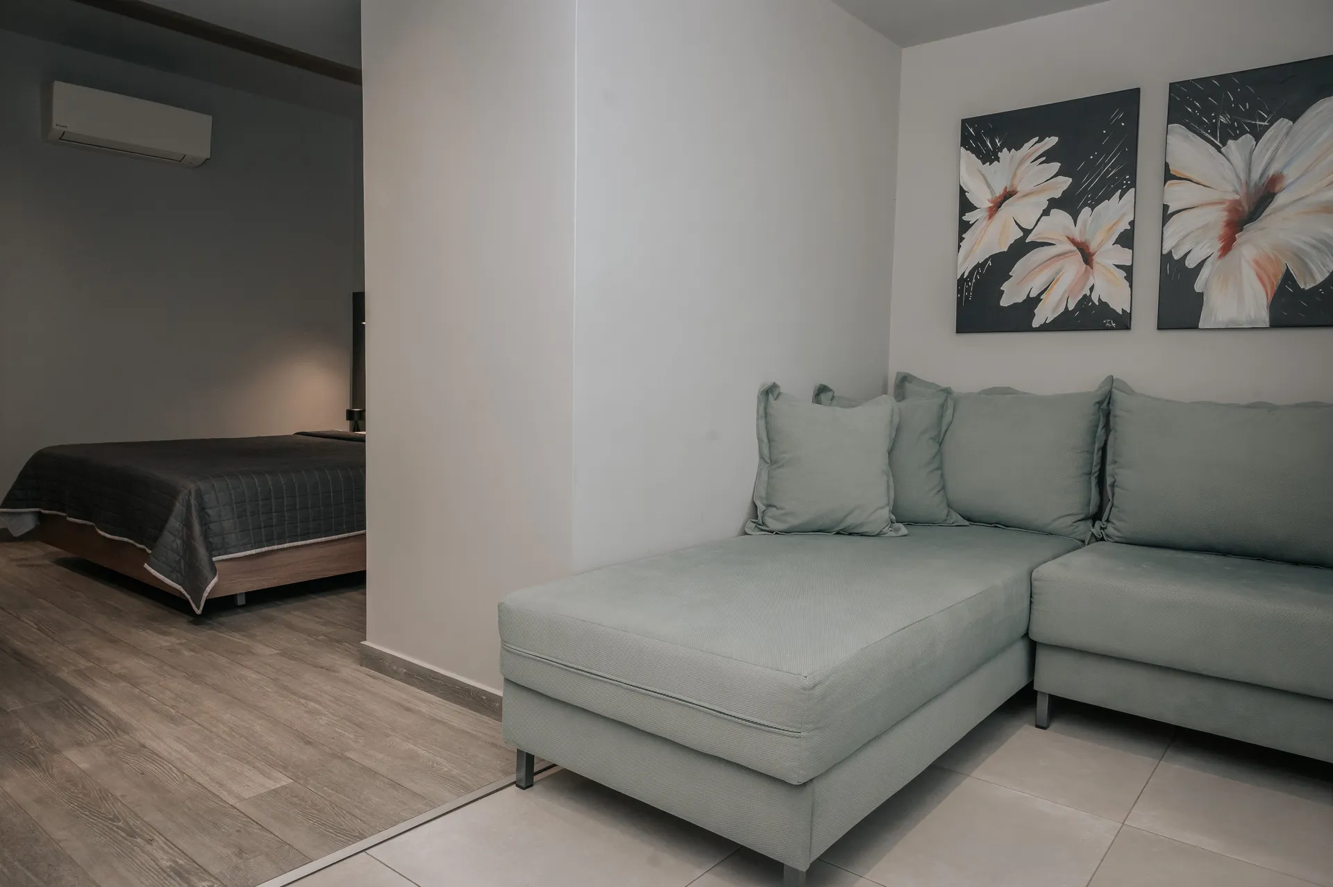 Tiara Holidays - Elizabeth Queen Luxury Rooms - Queen Junior Suite - sofa